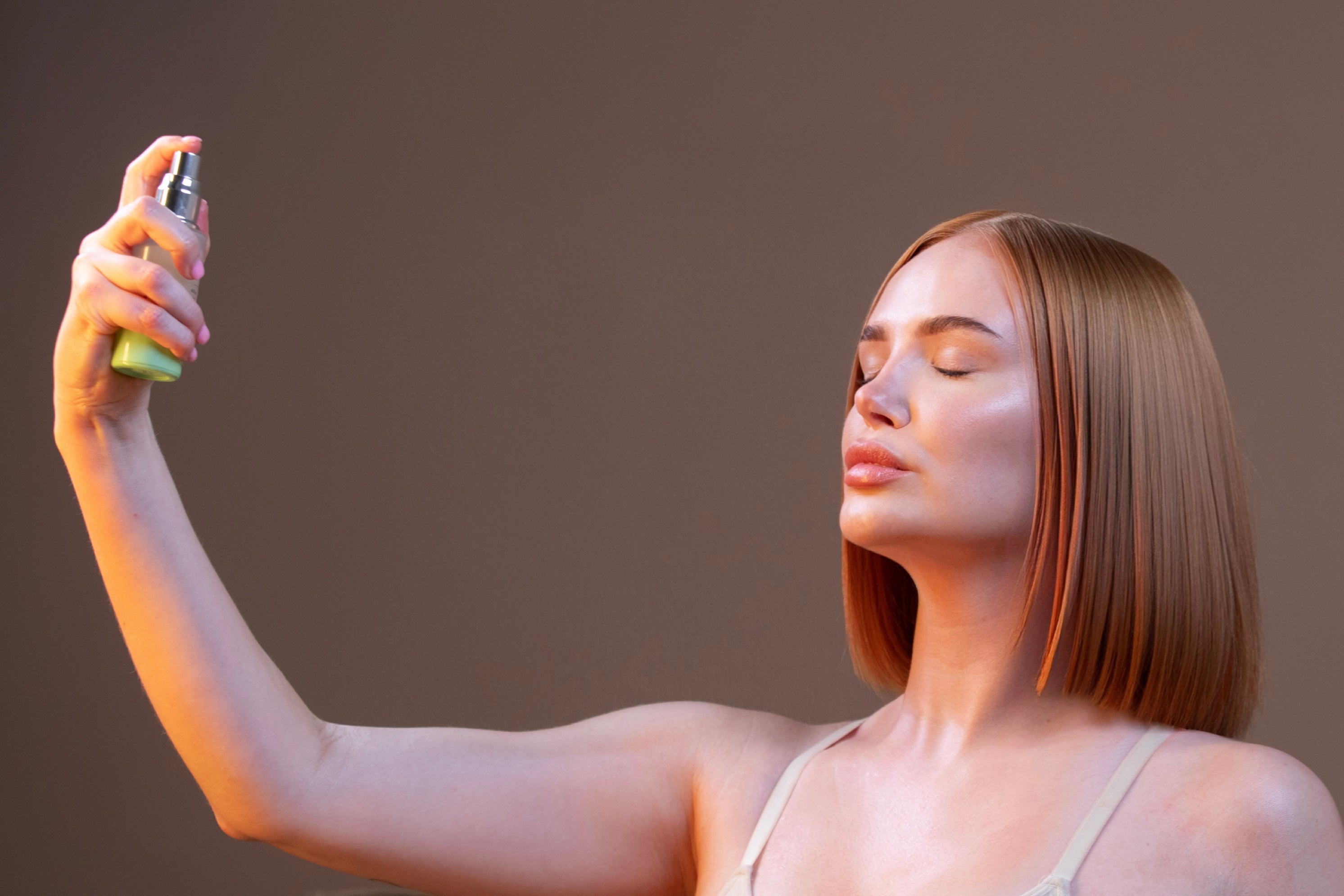 Model gebruikt Abura Face Mist – hydrateert en verfrist de huid voor een stralende glow